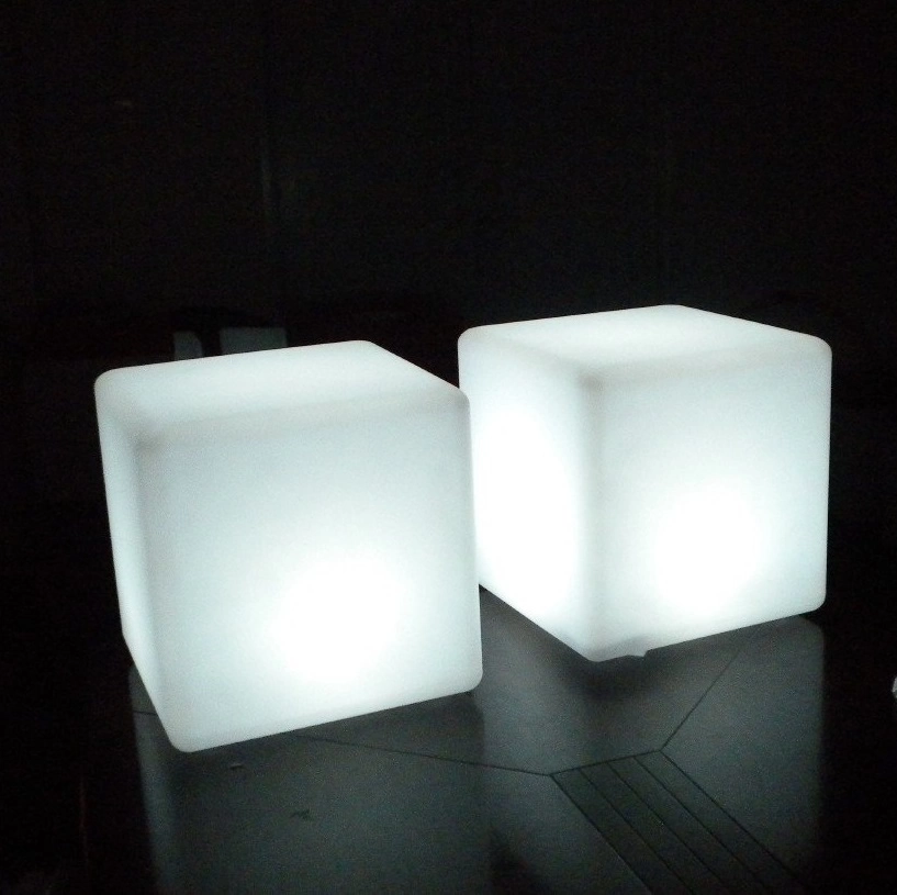 Кубы с белой подсветкой